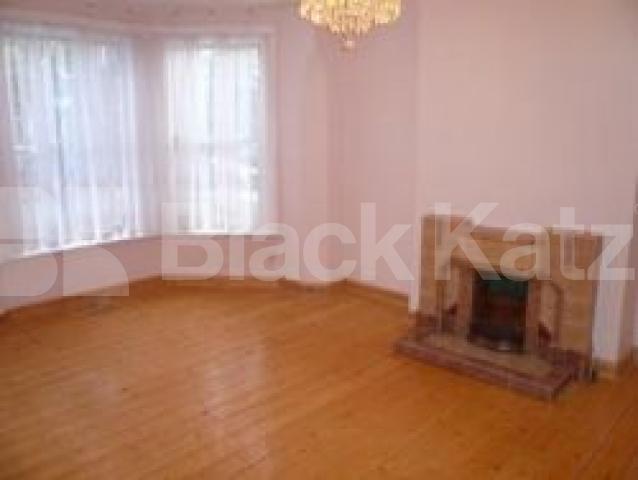 			AMAZING HOUSE!!!, 4 Bedroom, 1 bath, 1 reception Flat			 Melbourne Avenue, PALMERS GREEN N13